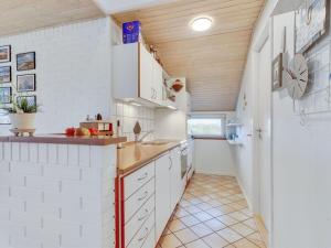 Kuchyň nebo kuchyňský kout v ubytování Holiday Home Madsen - 500m from the sea by Interhome