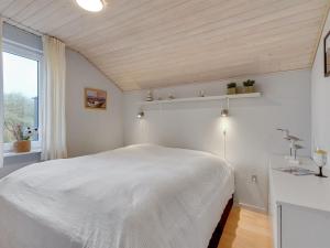 Postel nebo postele na pokoji v ubytování Holiday Home Madsen - 500m from the sea in NW Jutland by Interhome