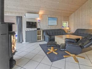 uma sala de estar com um sofá e uma lareira em Holiday Home Sesto - 300m to the inlet in The Liim Fiord by Interhome em Højslev