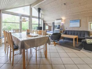 uma sala de jantar e sala de estar com mesa e cadeiras em Holiday Home Sesto - 300m to the inlet in The Liim Fiord by Interhome em Højslev