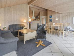 uma sala de estar com um sofá e uma mesa em Holiday Home Sesto - 300m to the inlet in The Liim Fiord by Interhome em Højslev