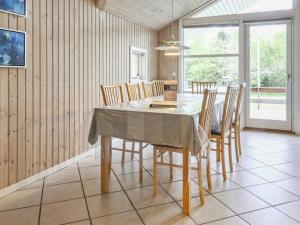 uma sala de jantar com mesa e cadeiras em Holiday Home Sesto - 300m to the inlet in The Liim Fiord by Interhome em Højslev