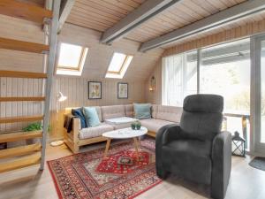 sala de estar con sofá y silla en Holiday Home Ellenor - 300m to the inlet in The Liim Fiord by Interhome, en Højslev