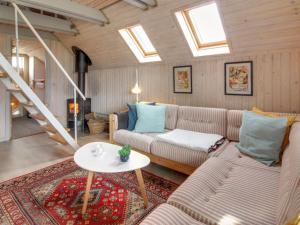 sala de estar con sofá y mesa en Holiday Home Ellenor - 300m to the inlet in The Liim Fiord by Interhome, en Højslev