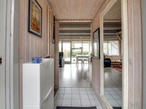 cocina y sala de estar con nevera blanca en Holiday Home Ellenor - 300m to the inlet in The Liim Fiord by Interhome, en Højslev