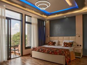 ein Schlafzimmer mit einem Bett mit blauer Decke in der Unterkunft Unique Apartment in Kigali