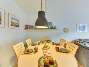 Restaurace v ubytování Apartment Cita - 100m to the inlet in NW Jutland by Interhome
