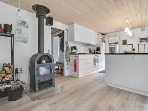 Kuchyň nebo kuchyňský kout v ubytování Holiday Home Milan - 250m to the inlet in The Liim Fiord by Interhome