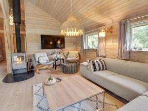 uma sala de estar com um sofá e uma mesa em Holiday Home Aman - 700m to the inlet in The Liim Fiord by Interhome em Højslev