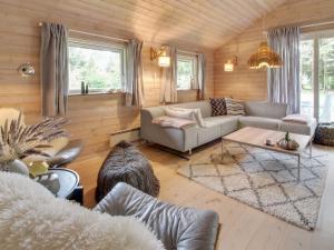uma sala de estar com um sofá e uma mesa em Holiday Home Aman - 700m to the inlet in The Liim Fiord by Interhome em Højslev