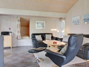 - un salon avec des fauteuils en cuir et une table dans l'établissement Holiday Home Yorrit - 500m to the inlet in The Liim Fiord by Interhome, à Højslev
