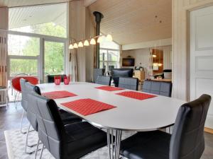 Il comprend une cuisine et une salle à manger avec une table et des chaises blanches. dans l'établissement Holiday Home Yorrit - 500m to the inlet in The Liim Fiord by Interhome, à Højslev
