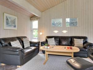 - un salon avec deux canapés en cuir et une table basse dans l'établissement Holiday Home Yorrit - 500m to the inlet in The Liim Fiord by Interhome, à Højslev