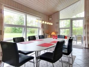 une salle à manger avec une table et des chaises blanches dans l'établissement Holiday Home Yorrit - 500m to the inlet in The Liim Fiord by Interhome, à Højslev