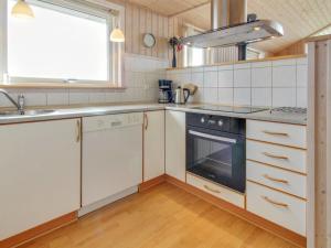 Kuchyň nebo kuchyňský kout v ubytování Holiday Home Amiira - 350m to the inlet in The Liim Fiord by Interhome