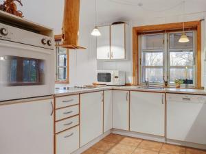 Kuchyň nebo kuchyňský kout v ubytování Holiday Home Flugha - 500m to the inlet in The Liim Fiord by Interhome