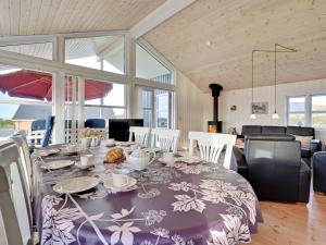 Restaurace v ubytování Holiday Home Vivica - 300m to the inlet in The Liim Fiord by Interhome