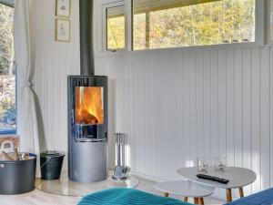 - une cheminée dans une pièce avec une table et des chaises dans l'établissement Holiday Home Calli - 400m to the inlet in The Liim Fiord by Interhome, à Højslev