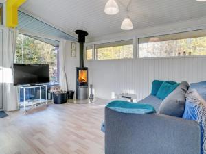 ein Wohnzimmer mit einem Sofa und einem Kamin in der Unterkunft Holiday Home Calli - 400m to the inlet in The Liim Fiord by Interhome in Højslev