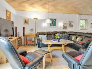 Posezení v ubytování Holiday Home Anine - 200m to the inlet by Interhome