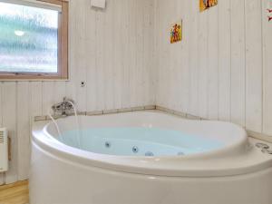 Koupelna v ubytování Holiday Home Anine - 200m to the inlet by Interhome