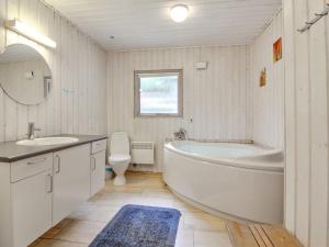 Koupelna v ubytování Holiday Home Anine - 200m to the inlet by Interhome