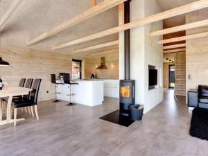 sala de estar con chimenea y mesa en Holiday Home Aslag - all inclusive - 150m to the inlet by Interhome, en Vinderup