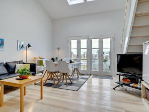 TV a/nebo společenská místnost v ubytování Apartment Tofan - 100m to the inlet in NW Jutland by Interhome