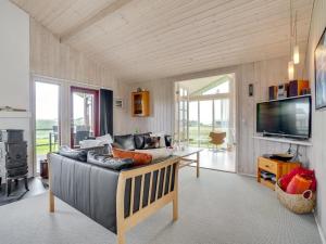 Posezení v ubytování Holiday Home Titta - 150m to the inlet in The Liim Fiord by Interhome