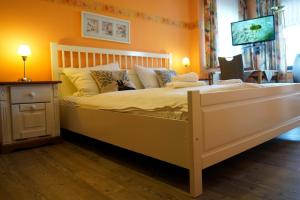 ein Schlafzimmer mit einem großen weißen Bett mit Kissen in der Unterkunft Haus Sabine - Zimmer 2 in Braunlage