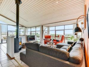 Posezení v ubytování Holiday Home Mervi - 300m to the inlet in The Liim Fiord by Interhome