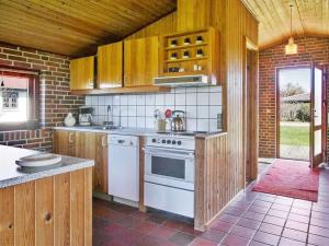 Kuchyň nebo kuchyňský kout v ubytování Holiday Home Gjertrud - 250m to the inlet in The Liim Fiord by Interhome