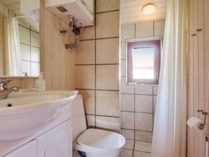 Koupelna v ubytování Holiday Home Gjertrud - 250m to the inlet in The Liim Fiord by Interhome