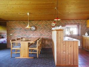 Kuchyň nebo kuchyňský kout v ubytování Holiday Home Gjertrud - 250m to the inlet in The Liim Fiord by Interhome