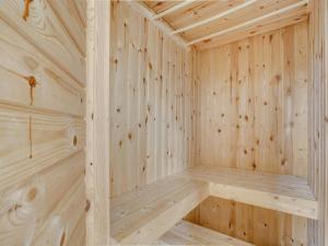 una sauna de madera con paredes y techos de madera en Holiday Home Gren - 90m to the inlet in The Liim Fiord by Interhome, en Roslev