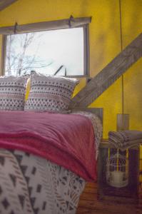 Schlafzimmer mit einem Bett und einem Fenster in der Unterkunft Domaine des Z'Ailés in Saint-Florent-des-Bois