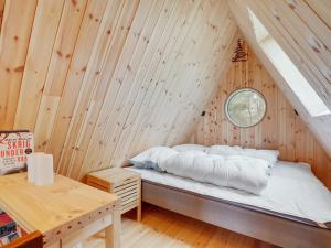 1 cama en el ático de una cabaña de madera en Holiday Home Fridlef - 200m to the inlet in The Liim Fiord by Interhome en Fur