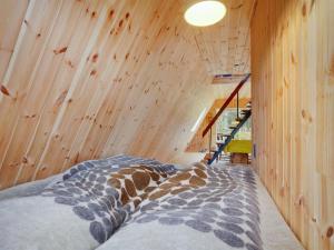 Cama en habitación con pared de madera en Holiday Home Fridlef - 200m to the inlet in The Liim Fiord by Interhome en Fur