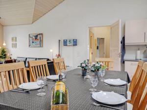 Restaurace v ubytování Holiday Home Thara - 500m to the inlet in The Liim Fiord by Interhome