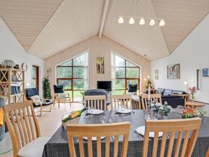 Restaurace v ubytování Holiday Home Thara - 500m to the inlet in The Liim Fiord by Interhome
