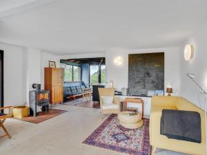 ein Wohnzimmer mit Möbeln und einem Kamin in der Unterkunft Holiday Home Lok - all inclusive - 90m to the inlet by Interhome in Roslev