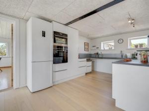 Kuchyň nebo kuchyňský kout v ubytování Holiday Home Biggi - 300m to the inlet in The Liim Fiord by Interhome