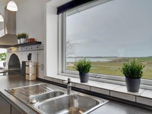 cocina con fregadero y ventana grande en Holiday Home Imilie - 250m to the inlet in The Liim Fiord by Interhome, en Redsted