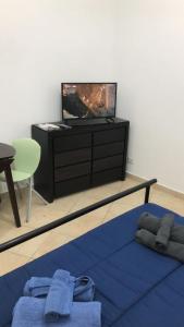 sala de estar con cama y TV en Roomors Of Naples - Sea View Apartment en Nápoles