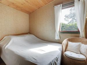 Habitación pequeña con cama y ventana en Holiday Home Ani - 100m from the sea in SE Jutland by Interhome en Odder