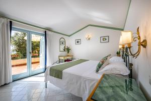 Postel nebo postele na pokoji v ubytování Palazzo Belmonte