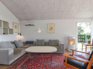 sala de estar con sofá y mesa en Holiday Home Elissa - 50m to the inlet in The Liim Fiord by Interhome, en Roslev