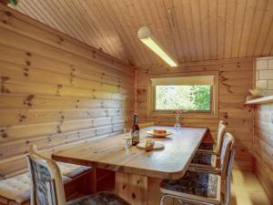 een houten eetkamer met een houten tafel en stoelen bij Holiday Home Andy - 500m to the inlet in The Liim Fiord by Interhome in Spottrup