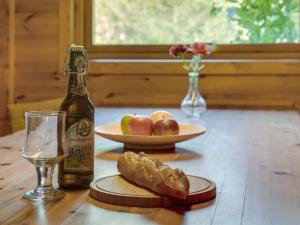 una botella de cerveza y un plato de manzanas en una mesa en Holiday Home Andy - 500m to the inlet in The Liim Fiord by Interhome, en Spottrup