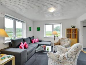 een woonkamer met een bank en 2 stoelen bij Holiday Home Thomsen - 200m to the inlet in The Liim Fiord by Interhome 